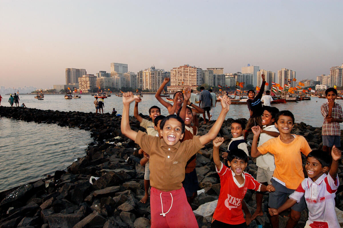 Børn ved vandet i Mumbai fotograferet af Raghu Rai
