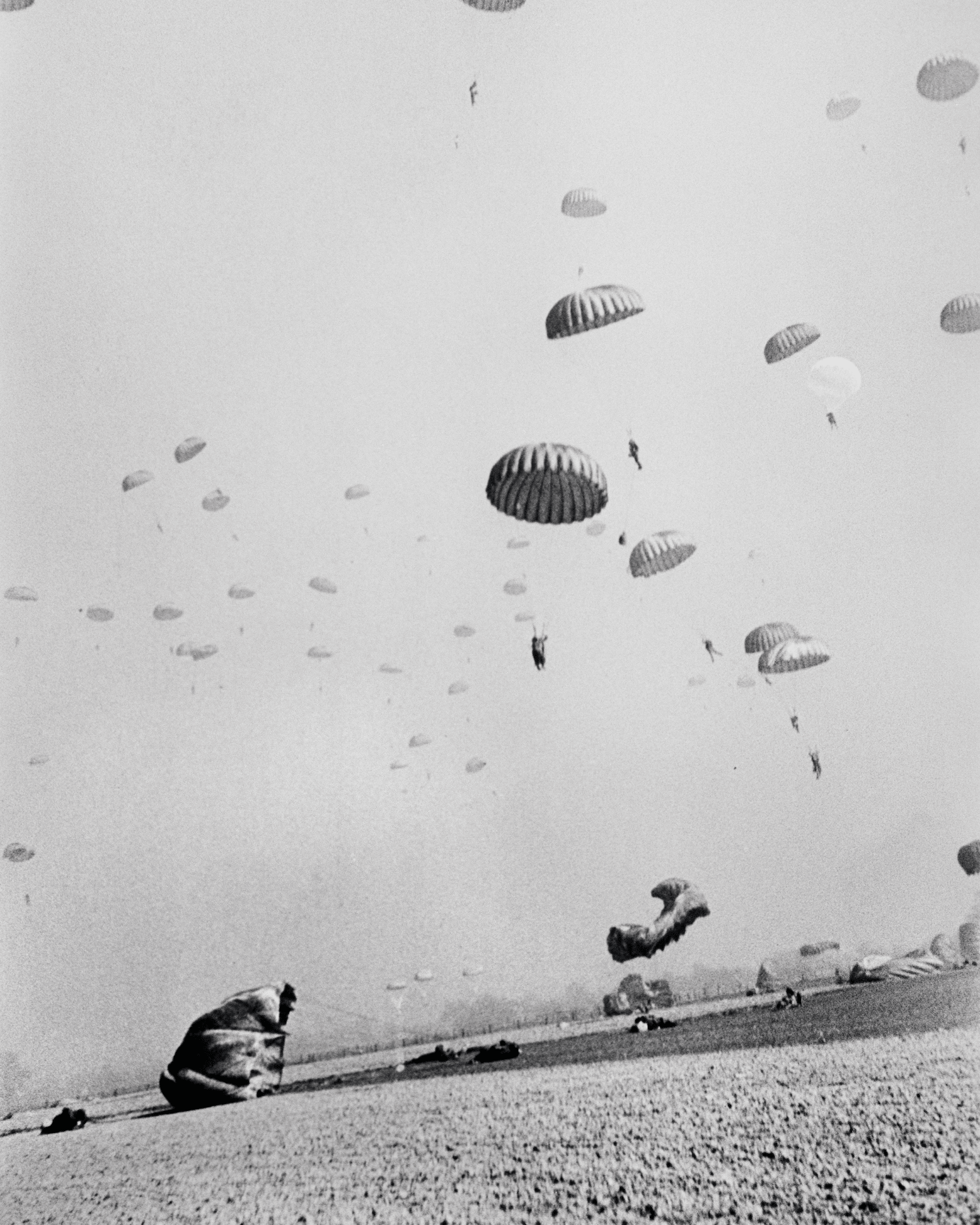 Magnum Square Print: Robert Capa
